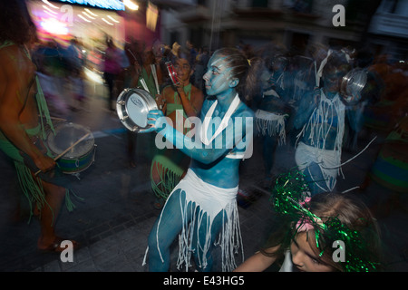 I membri di un drumming troupe si esibisce in una parata segnando il Fiesta di San Juan (San Giovanni Battista) a Lanjarón, Spagna Foto Stock