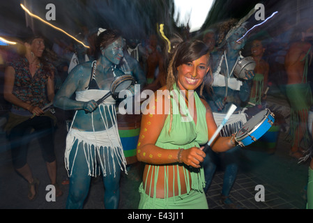 I membri di un drumming troupe si esibisce in una parata segnando il Fiesta di San Juan (San Giovanni Battista) a Lanjarón, Spagna Foto Stock