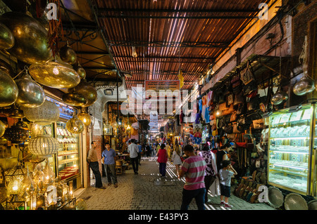 Partite di merci per la vendita al souk di Marrakech, Marocco Foto Stock