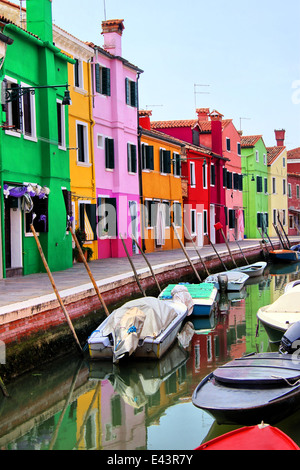 Case colorate lungo un canale di Burano Foto Stock