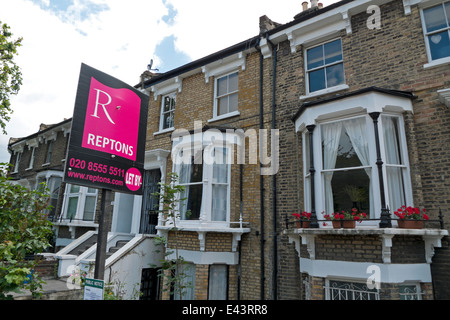 Reptons agente immobiliare segno al di fuori di un hotel rimodernato di recente home in Shacklewell Lane Dalston Hackney East London E8 KATHY DEWITT Foto Stock