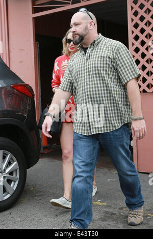 Taylor Swift detiene il suo Balletto appartamenti come lei lascia un studio di danza a seguito di un allenamento con: Taylor Swift dove: Los Angeles, California, Stati Uniti quando: 21 Gen 2014 Foto Stock