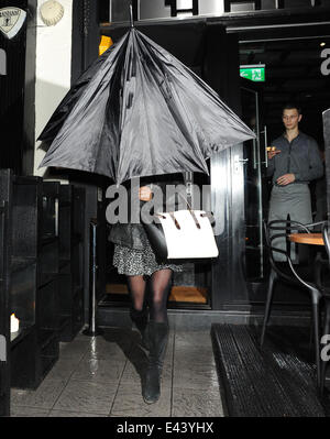 Pippa Middleton e Nico Jackson lasciando Bo Lang in Chelsea. Come Pippa entra in una vettura che mette la sua testa con le mani nel tentativo di nascondere la sua faccia da fotografi in attesa al di fuori. Dotato di: Pippa Middleton dove: Londra, Regno Unito quando: 22 gen Foto Stock