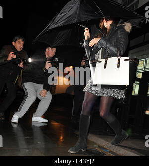 Pippa Middleton e Nico Jackson lasciando Bo Lang in Chelsea. Come Pippa entra in una vettura che mette la sua testa con le mani nel tentativo di nascondere la sua faccia da fotografi in attesa al di fuori. Dotato di: Pippa Middleton dove: Londra, Regno Unito quando: 22 gen Foto Stock