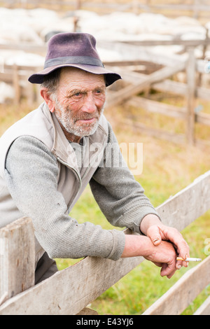 Il vecchio pastore uomo riflessivo per fumatori Foto Stock