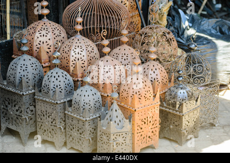 Ceramica Decorati portacandele per la vendita al souk di Marrakech, Marocco. Foto Stock