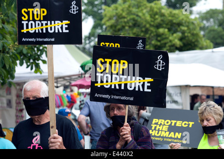 Amnesty International protesta a Leamington pace Festival, REGNO UNITO Foto Stock