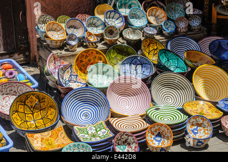 La ceramica per la vendita in ceramica, souk di Marrakech, Marocco Foto Stock