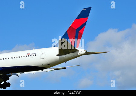 Pinna caudale del Delta jet in atterraggio a Heathrow Foto Stock