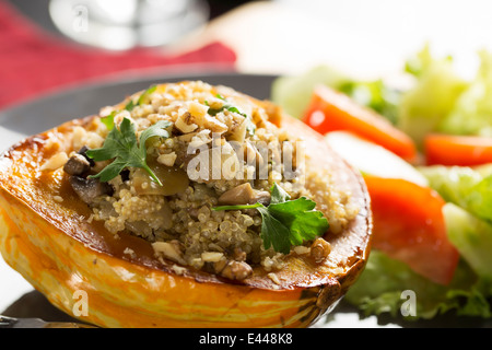 Winter Squash farcite con la quinoa, i funghi e le cipolle. Foto Stock