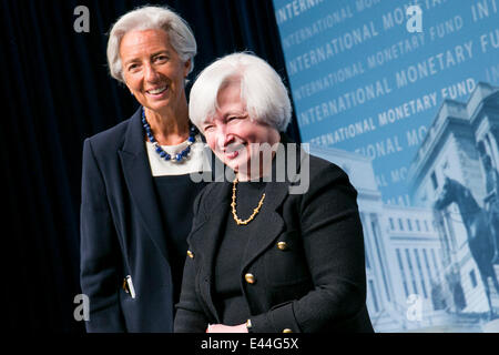 Washington DC, USA. 2 Luglio, 2014. Il Direttore del Fondo monetario internazionale Christine Lagarde, sinistro e la Federal Reserve Presidentessa Janet Yellen, destra, partecipare alla cerimonia inaugurale Michel Camdessus Central Banking Lecture sulla stabilità finanziaria presso la sede principale del FMI nel centro cittadino di Washington DC il 2 luglio 2014. Credito: Kristoffer Tripplaar/Alamy Live News Foto Stock