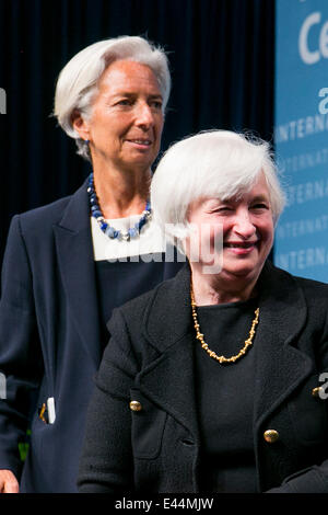 Washington DC, USA. 2 Luglio, 2014. Il Direttore del Fondo monetario internazionale Christine Lagarde, sinistro e la Federal Reserve Presidentessa Janet Yellen, destra, partecipare alla cerimonia inaugurale Michel Camdessus Central Banking Lecture sulla stabilità finanziaria presso la sede principale del FMI nel centro cittadino di Washington DC il 2 luglio 2014. Credito: Kristoffer Tripplaar/Alamy Live News Foto Stock