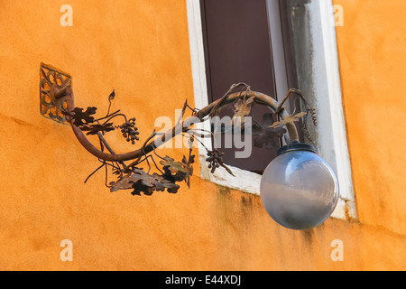 Lanterna sulla facciata della vecchia casa italiana. Venezia Foto Stock