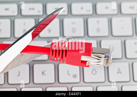 Il rosso, cavi difettosi di una rete da un computer. Foto Stock