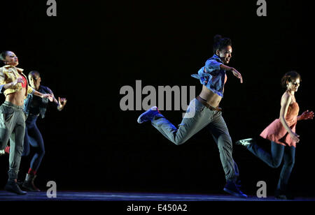 Francoforte, Germania. 2 Luglio, 2014. I danzatori del Alvin Ailey American Dance Theatre eseguire durante una prova presso l'antico teatro dell'Opera di Francoforte, in Germania, il 2 luglio 2014. © Luo Huanhuan/Xinhua/Alamy Live News Foto Stock