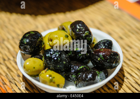 Ciotola di olive nere e verdi Foto Stock