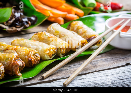 Appena fritte involtini primavera Foto Stock