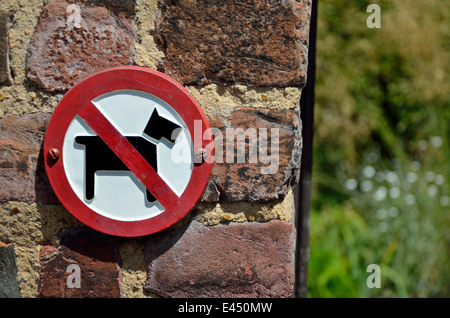 Chatham, Kent, Inghilterra, Regno Unito. Non sono ammessi cani firmare all'entrata di un giardino (nello storico Dockyard) Foto Stock