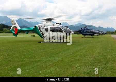 Elicottero EC 135 Eurocopter della polizia federale, dietro le Alpi Allgäu, vicino a Füssen, Ostallgäu, Algovia, Alta Svevia Foto Stock