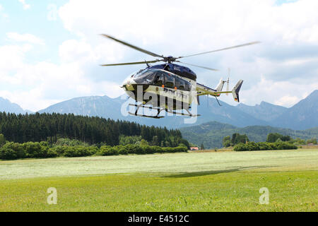 Elicottero della polizia CE 145 Eurocopter, dietro le Alpi Allgäu, vicino a Füssen, Ostallgäu, Algovia, Alta Svevia, Svevia, Bavaria Foto Stock