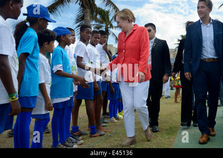 Il cancelliere tedesco Angela Merkel in visita a un progetto sociale per i bambini e gli adolescenti gestito dalla Società tedesca per Foto Stock