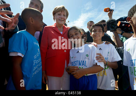 Il cancelliere tedesco Angela Merkel in visita a un progetto sociale per i bambini e gli adolescenti gestito dalla Società tedesca per Foto Stock