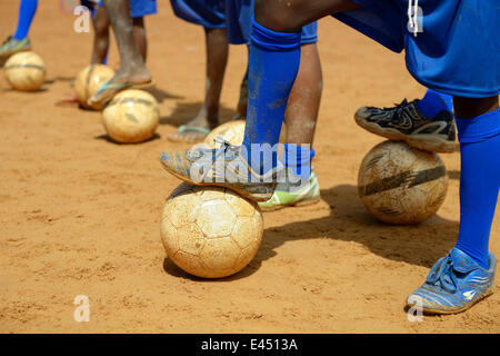 I piedi dei bambini brasiliani con sfere, evento di calcio per i bambini e i giovani provenienti da quartieri poveri, Festival da Bola, Foto Stock