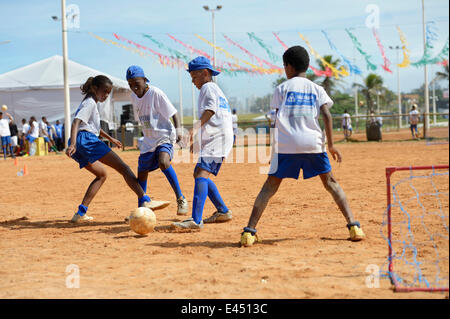 Evento di calcio per i bambini e i giovani provenienti da quartieri poveri, Festival da Bola, progetto sociale della Deutsche Foto Stock