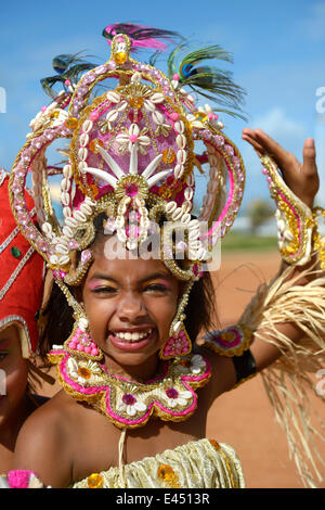 Ballerino, colorfully ragazza vestita di un tradizionale Afro-brasiliano gruppo musicale, Salvador da Bahia, Bahia, Brasile Foto Stock