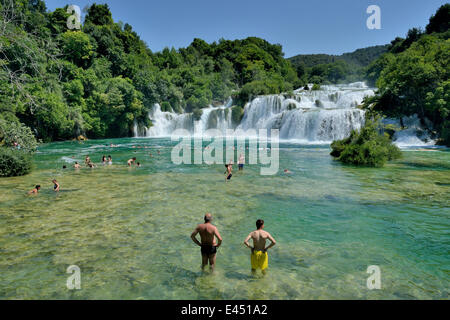 I turisti di prendere un bagno a Skradinski buk cascate, Parco Nazionale di Krka, Sebenico-Knin, Dalmazia, Croazia Foto Stock