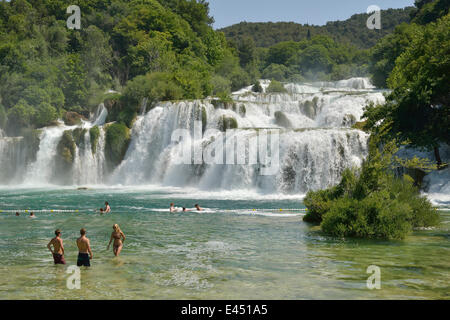 I turisti di prendere un bagno a Skradinski buk cascate, Parco Nazionale di Krka, Sebenico-Knin, Dalmazia, Croazia Foto Stock