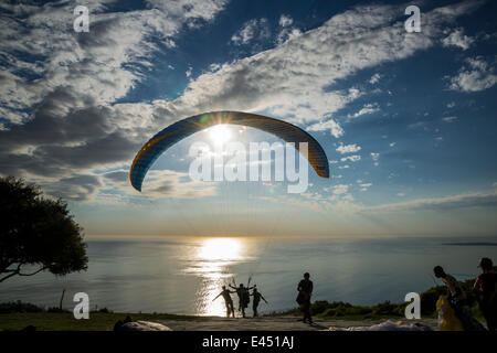 Parapendio all'inizio ad un salto in tandem, appendere su Signal Hill, Cape Town, Western Cape, Sud Africa Foto Stock