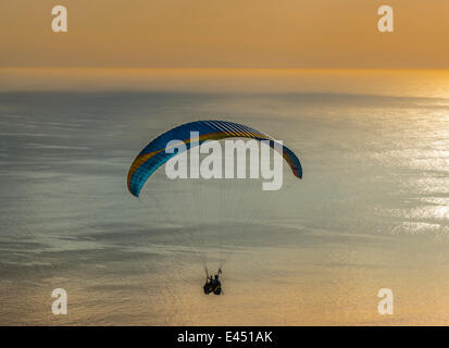 Parapendio in tandem, salto parapendio volare sopra il mare al tramonto, Cape Town, Western Cape, Sud Africa Foto Stock