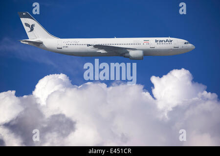 L'Iran Air Airbus A300 in volo Foto Stock