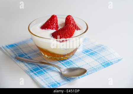 Dessert sano: fragole con crema di yogurt e miele. Chiudere la vista. Foto Stock