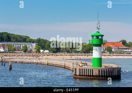 Ingresso del porto con il faro e la spiaggia, Travemünde, Lubecca, Schleswig-Holstein, Germania Foto Stock