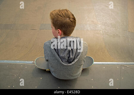 Tredici-anno-vecchio ragazzo con lo skateboard, Germania Foto Stock