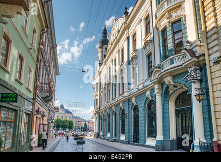 Olha Kobylianska Street, membro Bank Building, 1878, sulla destra, area pedonale in Chernivtsi, Bukovina Regione, Ucraina Foto Stock