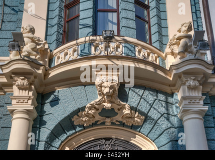 Incisioni nello Stato Bank Building, 1878, Olha Kobylianska Street, l'area pedonale in Chernivtsi, Bukovina Regione, Ucraina Foto Stock