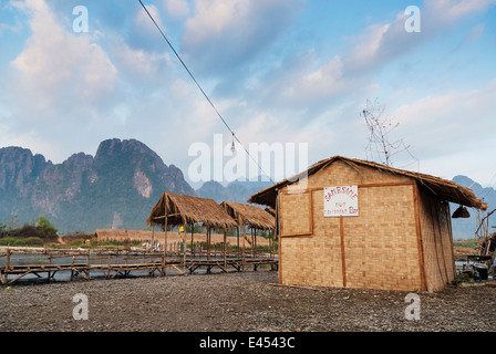 Riverside Bar e il paesaggio carsico in Vang Vieng laos Foto Stock