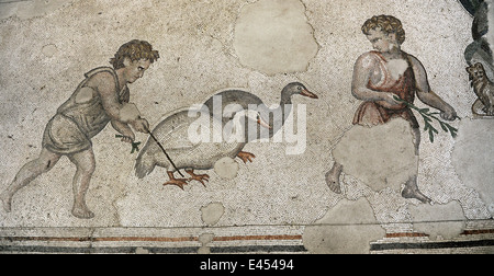 Grande Palazzo Museo dei mosaici. 4a-6a secoli. Dettaglio di un mosaico raffigurante i bambini con oche. Istanbul. La Turchia. Foto Stock