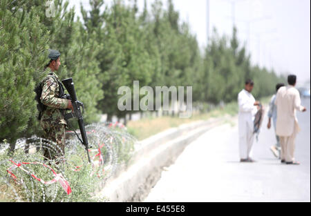 A Kabul, Afghanistan. 3 Luglio, 2014. Un esercito nazionale afghano soldato sta di guardia fuori l'ingresso dell'aeroporto militare di Kabul, Afghanistan, il 3 luglio 2014. Due razzi sbattuto in aeroporto di Kabul il giovedì, delle vittime sono temuti, una televisione locale ha riferito. Credito: Ahmad Massoud/Xinhua/Alamy Live News Foto Stock