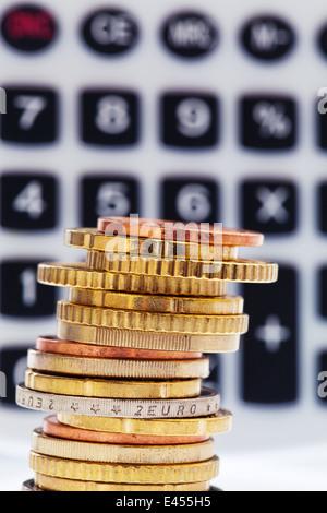 Una pila di monete di centesimi di euro. Isolato su sfondo bianco Foto Stock