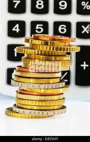 Una pila di monete di centesimi di euro. Isolato su sfondo bianco Foto Stock
