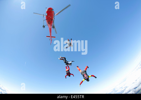 Skydiving team di quattro in caduta libera da un elicottero Foto Stock