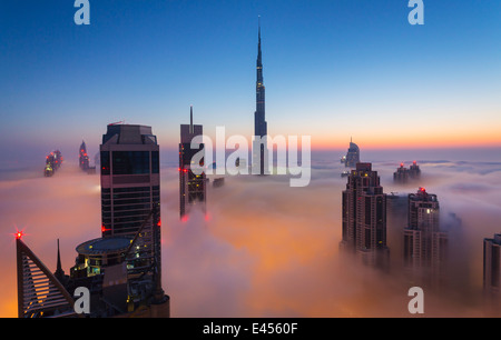 Il centro di Dubai e Burj Khalifa all'alba, Emirati Arabi Uniti Foto Stock