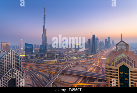 Il centro di Dubai e Burj Khalifa all'alba, Emirati Arabi Uniti Foto Stock