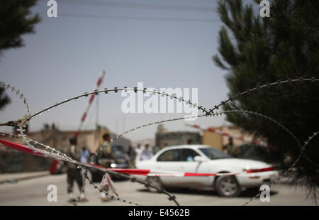 A Kabul, Afghanistan. 3 Luglio, 3014. Esercito Nazionale Afghano soldati di guardia fuori l'ingresso dell'aeroporto militare di Kabul, Afghanistan, il 3 luglio 3014. Due razzi sbattuto in aeroporto di Kabul il giovedì, delle vittime sono temuti, una televisione locale ha riferito. Credito: Ahmad Massoud/Xinhua/Alamy Live News Foto Stock