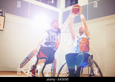 Sedia a rotelle i giocatori di basket giocare a basket Foto Stock