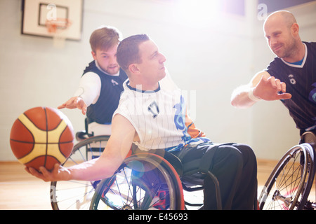 Sedia a rotelle i giocatori di basket giocare a basket Foto Stock